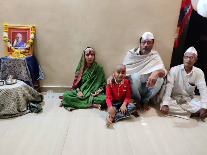 कोणताही बडेजाव न करता जमिनीवर बसून निधन झालेल्या शंभर वर्षीय आज्जींबाबत विचारपूस केली.