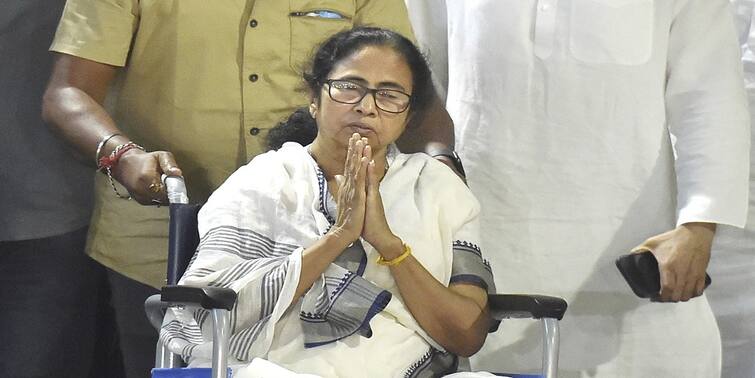 West Bengal Election 2021 Mamata Banerjee may attend rally on wheelchair, mulling district tours tomorrow WB Election 2021: হুইলচেয়ারে করেই কাল হাজরার সভা, জেলা সফরে মমতা?