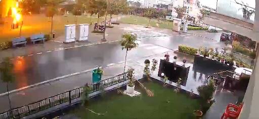 Lightning struck four horticulture staffers at a housing society in Gurugram, Video viral ਬਾਰਸ਼ ਤੋਂ ਬਚਣ ਲਈ ਲਿਆ ਦਰੱਖਤ ਦਾ ਸਹਾਰਾ, ਪਰ ਅਚਾਨਕ ਡਿੱਗੀ ਅਸਮਾਨੀ ਬਿਜਲੀ, ਵੇਖੋ ਵੀਡੀਓ