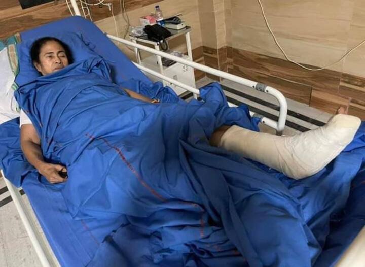 बुधवारी संध्याकाळी नंदीग्राममध्ये जखमी झाल्यानंतर त्यांना तातडीने कोलकाताच्या रुग्णालयात दाखल करण्यात आले.