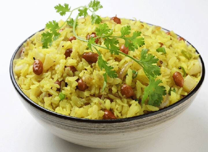 બ્રેક ફાસ્ટ:નાસ્તામાં આપ પૌવા, ઓટસ, સ્પ્રાઉટસ, દૂધની સાથે કોર્નફ્લેક્સની જગ્યાએ આપ પનીર અથવા  પ્રોટીન યુક્ત ડાઇટ લઇ શકો છો.