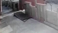 ભરૂચના અંકલેશ્વરની પાનોલી GIDCમાં કંપનીના ગેટ નીચે દબાઇ જવાથી સુરક્ષા ગાર્ડનું મોત, જુઓ CCTV