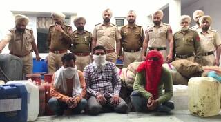 ਅੰਮ੍ਰਿਤਸਰ 'ਚ ਨਜਾਇਜ਼ ਸ਼ਰਾਬ ਦੀ ਮਿਨੀ ਡਿਸਟਿਲਰੀ ਦਾ ਪਰਦਾਫਾਸ਼, ਵੱਡੀ ਮਾਤਰਾ 'ਚ ਨਜਾਇਜ ਸ਼ਰਾਬ ਤੇ ਲਾਹਣ ਬਰਾਮਦ