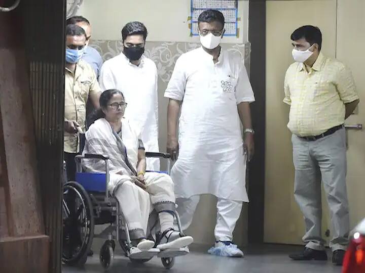 मुख्यमंत्री ममता बॅनर्जी यांनी गुरुवारी रुग्णालयाच्या बेडवरुन प्रसिद्ध केलेल्या व्हिडिओ संदेशात म्हटले होते की, काही दिवसांत त्या प्रचारासाठी परत येतील आणि गरज पडल्यास व्हील चेअरचा वापर करतील. त्यांनी आपल्या समर्थकांना शांतता राखण्याचे आवाहनही केले आहे.