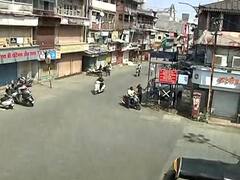 #Lockdown नाशिकमध्ये लॉकडाऊन, बाजारपेठांमध्ये शुकशुकाट, जीवनावश्यक वस्तू वगळता सर्व दुकानं बंद