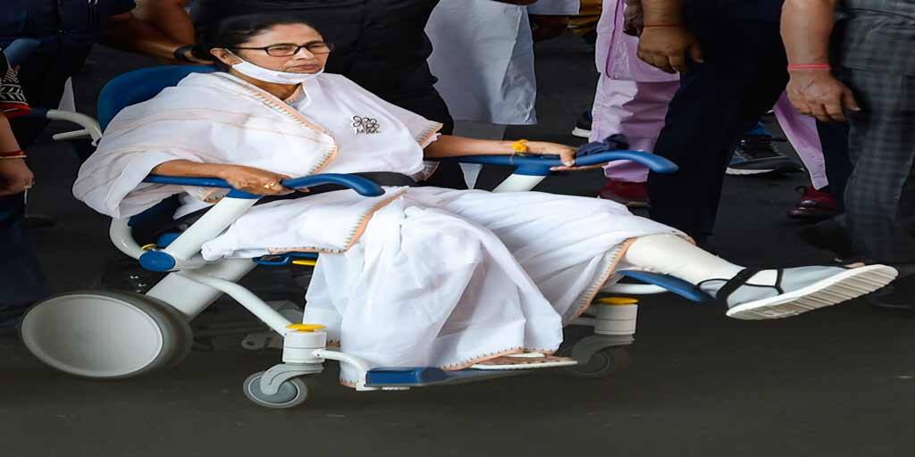 Mamata Injury Update: নন্দীগ্রামে আহত মুখ্যমন্ত্রী, সাসপেন্ড নিরাপত্তা অধিকর্তা West Bengal Election 2021: Mamata Banerjee injured at Nandigram, Security Officer suspended Mamata Injury Update: নন্দীগ্রামে আহত মুখ্যমন্ত্রী, সাসপেন্ড নিরাপত্তা অধিকর্তা
