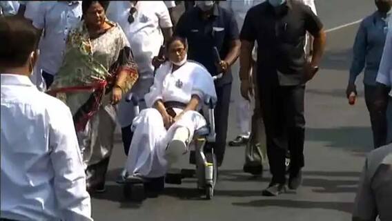 নিরাপত্তায় গলদ, নন্দীগ্রামকাণ্ডে কড়া পদক্ষেপ কমিশনের, ভাঙা পায়ে খেলার হুঙ্কার মমতার