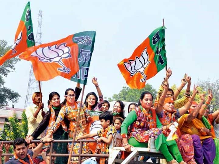 Bengal Polls 2021: BJP Fields MP Locket Chatterjee From Chunchura, Babul Supriyo From Tollygung Bengal Polls 2021: BJP Fields MP Locket Chatterjee From Chunchura, Babul Supriyo From Tollygung
