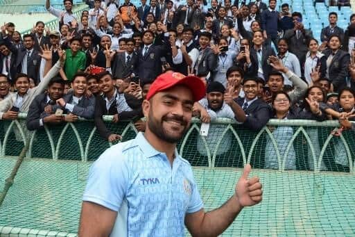 অস্ট্রেলিয়ার কিংবদন্তী লেগ-স্পিনার শেন ওয়ার্নের রেকর্ড ভেঙে আফগানিস্তানের লেগ-স্পিনার রশিদ খান। ২০০২ সালে কেপটাউনে দক্ষিণ আফ্রিকার বিরুদ্ধে একটি টেস্ট ম্যাচে ৯৮ ওভার বল করেছিলেন ওয়ার্ন। সেটাই এতদিন একুশ শতকে একটি টেস্টে সবচেয়ে বেশি ওভার বল করার রেকর্ড ছিল। সেটা আজ ভেঙে দিলেন রশিদ। ছবি সৌজন্যে এএফপি