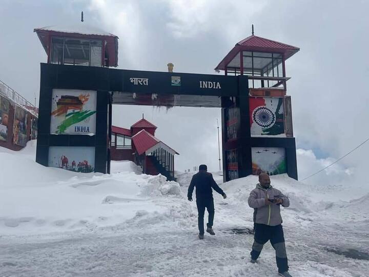 ডিসেম্বর মাস থেকে সান্দাকফুতে তুষারপাত হয়। তবে সাধারণত মার্চ মাসে তুষারপাত হয় না। এবার অবশ্য ব্যতিক্রমী ছবি।