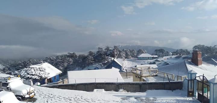 তুষারাবৃত নাথুলাও। শনিবার বিকেল থেকে তুষারপাত শুরু হয়। গোটা এলাকাই বরফের চাদরের তলায়।