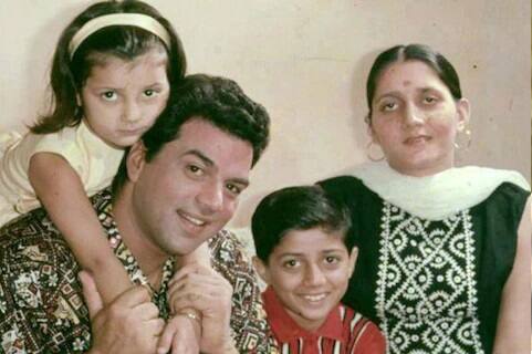 ਧਰਮੇਂਦਰ ਨੇ ਹੇਮਾ ਮਾਲਿਨੀ ਨਾਲ ਦੂਜਾ ਵਿਆਹ ਕਰਵਾਇਆ ਹੈ। ਉਨ੍ਹਾਂ ਦਾ ਪਹਿਲਾ ਵਿਆਹ ਪ੍ਰਕਾਸ਼ ਕੌਰ ਨਾਲ ਹੋਇਆ ਸੀ ਜਦੋਂ ਉਹ 19 ਸਾਲ ਦੇ ਸਨ। ਪਹਿਲੇ ਵਿਆਹ ਤੋਂ ਚਾਰ ਬੱਚੇ ਹਨ। ਜਿਨ੍ਹਾਂ ਦੇ ਨਾਂ ਸੰਨੀ, ਬੌਬੀ, ਅਜੀਤਾ ਤੇ ਵਿਜੇਤਾ ਦਿਓਲ ਹਨ।