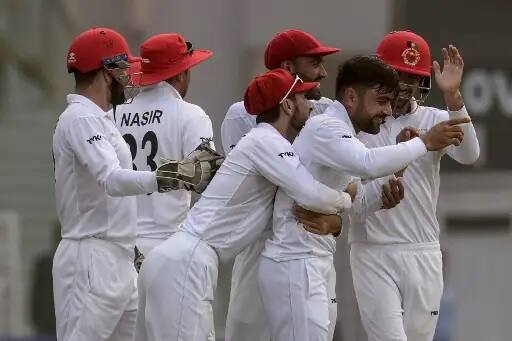 আবু ধাবির শেখ জায়েদ স্টেডিয়ামে জিম্বাবোয়ের বিরুদ্ধে সিরিজের দ্বিতীয় টেস্টে ৯৯.২ ওভার বল করে নতুন রেকর্ড গড়লেন রশিদ। ছবি সৌজন্যে এএফপি