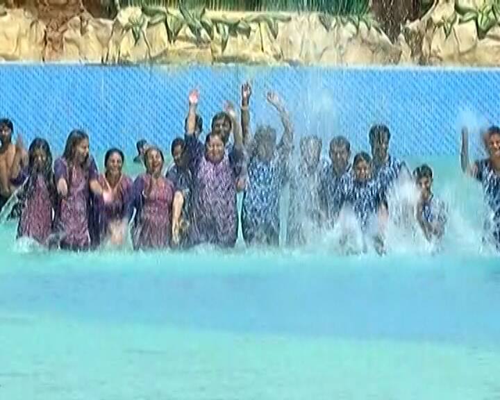 રાજ્યમાં ગરમીનો પારો ધીમે ધીમે  ઉંચકાઈ રહ્યો છે. આ દરમિયાન આજથી રાજ્યમાં કોરોનાની ગાઈડલાઈન સાથે વોટરપાર્ક ખૂલ્યા છે.