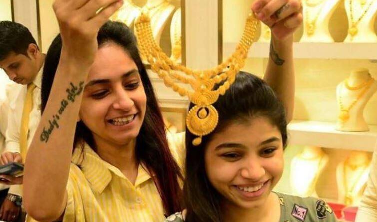Gold Price: should it is best time to invest in gold expert say price may be falls due to this reason Gold Price:  સોનું થઈ ગયું સસ્તુ છતાં હજુ ના ખરીદશો, જાણો હજુ ભાવ નીચે ઉતરીને કેટલો આવવાની છે આગાહી ? કેમ ઘટશે ભાવ ?