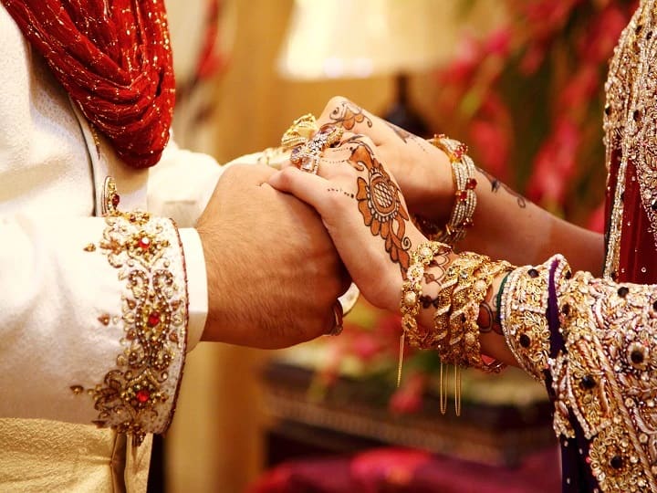 Most Indians are opposed to people marrying outside their faith.  Pew Survey: दूसरे धर्मों में शादी के खिलाफ हैं ज्यादातर भारतीय, सर्वे में हुआ चौंकाने वाला खुलासा