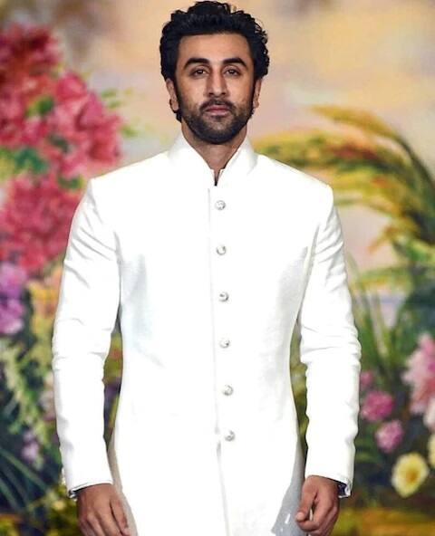 ਹਾਲ ਹੀ 'ਚ ਬਾਲੀਵੁੱਡ ਅਦਾਕਾਰ ਰਣਬੀਰ ਕਪੂਰ ਪੌਜ਼ੇਟਿਵ ਪਾਏ ਗਏ ਸਨ। ਰਣਬੀਰ ਕਪੂਰ ਫਿਲਹਾਲ ਸੈਲਫ ਆਇਸੋਲੇਸ਼ਨ 'ਚ ਹਨ।