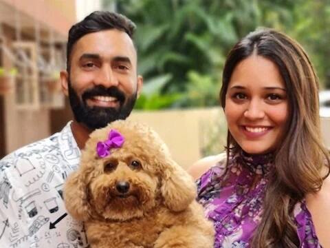 દિનેશ કાર્તિક અને દીપિકા પલ્લીકલ- ભારતની સ્ટાર સ્ક્વૉશ ખેલાડી દીપિકા પલ્લીકલ અને ભારતીય ટીમના વિકેટકીપર બેટ્સમેન દિનેશ કાર્તિકએ વર્ષ 2015માં લગ્ન કર્યા હતા. કાર્તિક પહેલાથી જ દીપિકાને એપ્રૉચ કરી રહ્યો હતો. બન્ને અનેકવાર ડિનર પર એકસાથે જતા હતા. પહેલી પત્નીના છુટાછેડા બાદ કાર્તિકે દીપિકા સાથે બીજા લગ્ન કરી લીધા હતા.