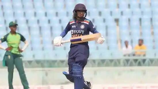 ભારતીય કેપ્ટન મિતાલી રાજે દક્ષિણ આફ્રિકા વિરુદ્ધ વનડે સીરીઝની ચોથી મેચ દરમિયાન પોતાની 213માં મેચમાં 7,000 રન પુરા કર્યા. તેને આ મેચમાં 71 બૉલમાં 45 રનોની ઇનિંગ રમી. પોતાની આ ઇનિંગમાં મિતાલીએ ચાર ચોગ્ગા ફટકાર્યા હતા.