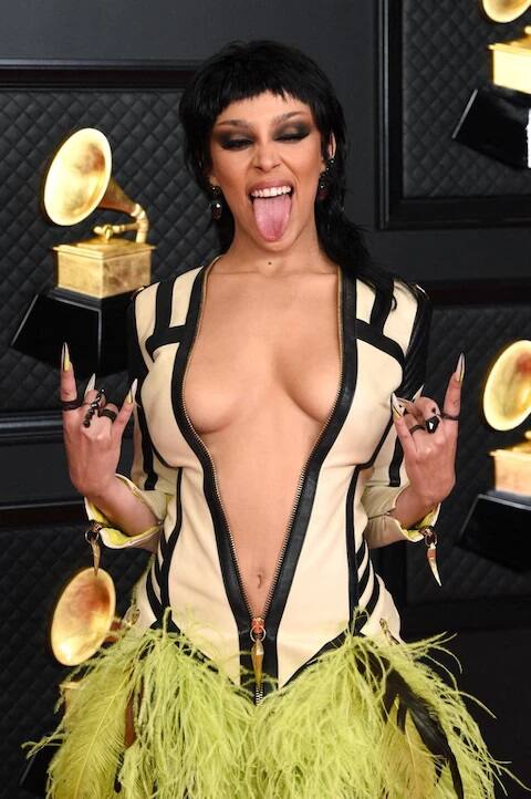 સિંગર Doja Cat  હાલ તેમના આ વિચિત્ર ડ્રેસ અને પોઝના કારણે ચર્ચામાં છે.