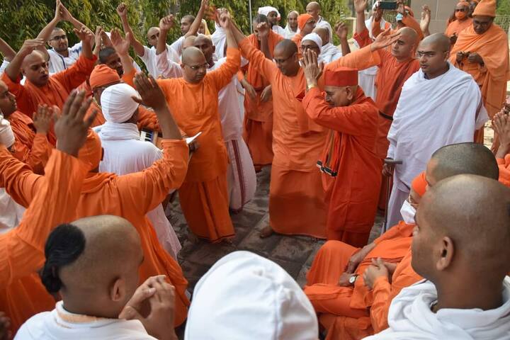 এর পর সন্ন্যাসী ব্রহ্মচারীরা ঊষা কীর্তন করে মঠ পরিক্রমা করেন। এর পর মূল মন্দিরে ঠাকুরের বিশেষ পুজো শুরু হয়। ক্রমে হোম, ভোগ এবং আরতি হয়। বেলুড় মঠের মূল মন্দিরে ঠাকুরের সামনেই ভক্তিগীতির আয়োজন করা হয়।