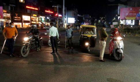 COVID-19 Case Surge Gujarat's Ahmedabad Municipal Corporation orders closure of shops after 10 pm eight wards Gujarat Corona Cases Update: અમદાવાદમાં કોરોના બેકાબૂ થતાં મનપાનો મોટો નિર્ણય, આ વિસ્તારોમાં રાત્રે 10 વાગ્યા બાદ દુકાનો બંધ રાખવાનો આદેશ