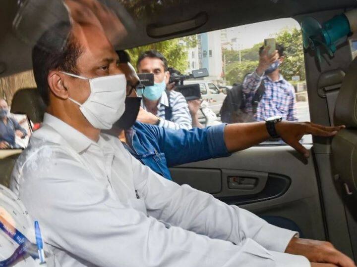 Ambani Bomb Scare Case: Shiv Sena Attacks Centre, Says, 'Arresting Waze Is An Insult To Mumbai Police' Ambani Bomb Scare Case: Shiv Sena Attacks Centre, Says, 'Arresting Sachin Vaze Is An Insult To Mumbai Police'