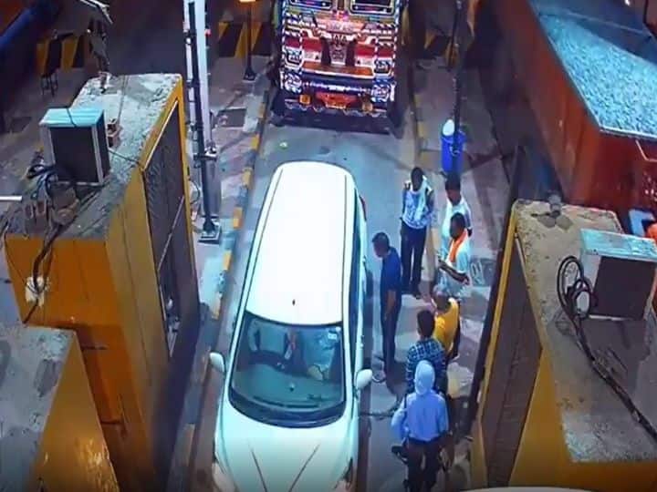 Judge Refuses To Pay Toll Tax In Bareilly, Toll Manager Schools Him; Watch The Viral Video ADGC Refuses To Pay Toll Tax In Bareilly, Toll Manager Schools Him; Watch The Viral Video