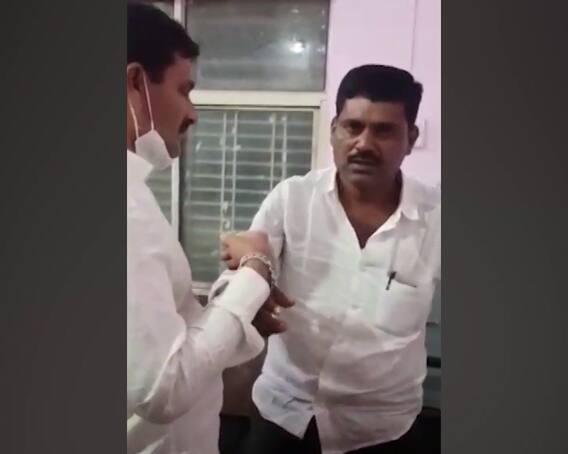 Beed Attack On Police | बीडमध्ये मद्यधुंद शिवसैनिकांनी पोलिसांवर उचलला हात, मारहाण करणारे शिवसैनिक अटकेत