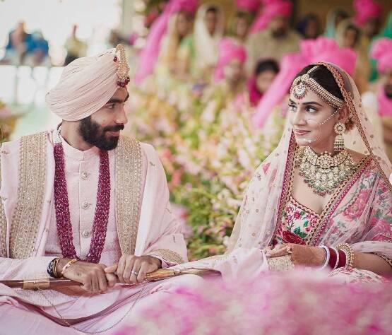 Jasprit Bumrah Sanjana Ganesan First Photos Indian Fast Bowler marry TV Anchor Commentator Jasprit Bumrah-Sanjana Wedding First Photos: ટીમ ઇન્ડિયાના ફાસ્ટ બૉલર જસપ્રીત બુમરાહે એન્કર સંજના ગણેશન સાથે કર્યા લગ્ન, જુઓ પ્રથમ તસવીર.....