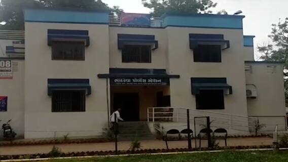 Vadodara ના સાવલીના ભાદરવા પોલીસ સ્ટેશનમાં એક આરોપીનું મોત, જુઓ વીડિયો