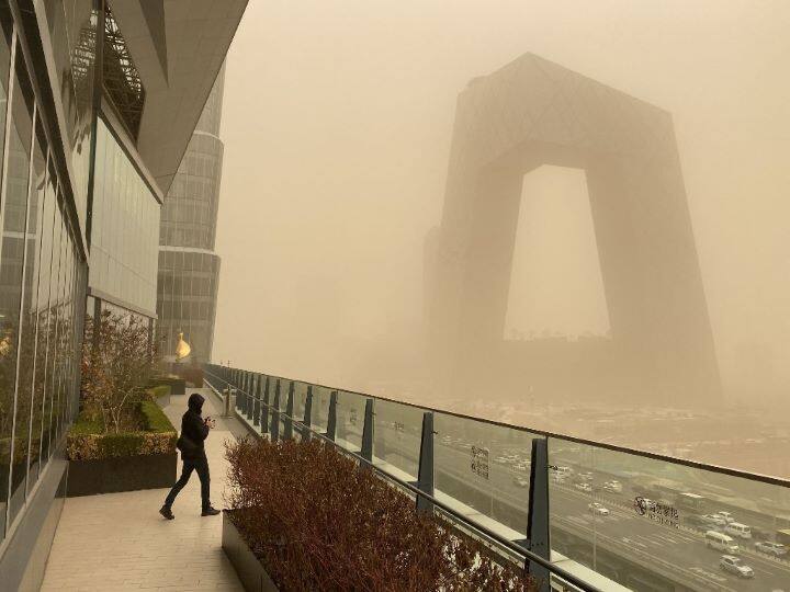 After the sandstorm hit China's capital Beijing, its official air quality index reached a maximum level of 500 on Monday morning, with floating particles known as PM10 reaching 2,000 micrograms per cubic metre in some districts. (Image: AFP)