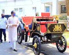 Mumbai | मुंबईकरांसाठी आता इलेक्ट्रिक बग्गीची सफर, मुख्यमंत्र्यांच्या हस्ते बग्गीचं अनावरण