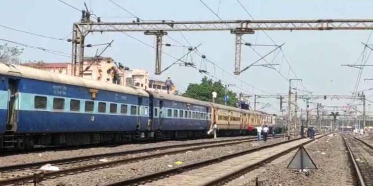 Pantograph torn at Howrah station, train movement on disrupted south-eastern railway হাওড়া স্টেশনে ছিড়ল প্যান্টোগ্রাফ, ব্যাহত দক্ষিণ-পূর্ব শাখায় ট্রেন চলাচল