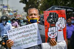 Bank Stike Photos: ব্যাঙ্ক ধর্মঘটের দ্বিতীয় দিন নানা প্রান্তে ভোগান্তির ছবি