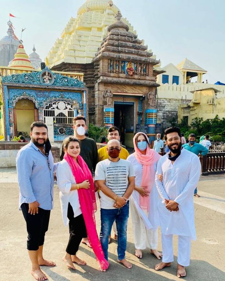 ইদানীং রাজনীতিতে যোগদান করে প্রচারের কাজে বেশ ব্য়স্তই হয়ে পড়েছেন রাজ। তার মধ্য়েই যে পরিবারের সঙ্গে সময় কাটাতে তিনি কখোনই ভোলেন না, এই ছবিগুলোই তা প্রমাণ করে।