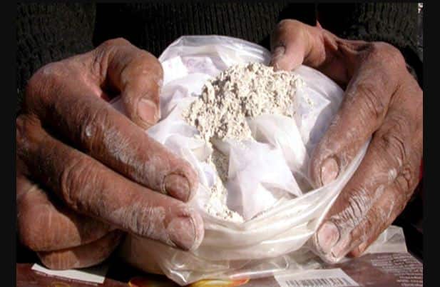 14 kg heroin recovered from Zambian citizens at Delhi airport worth Rs 98 crore दिल्ली एयरपोर्ट पर दो जाम्बियन नागरिकों से 14 किलो हेरोइन बरामद, 98 करोड़ रुपये है कीमत