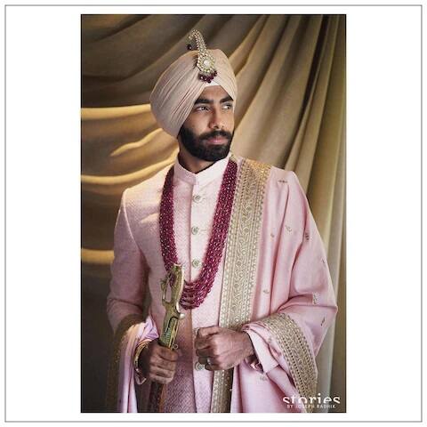 ਖ਼ਾਸ ਗੱਲ ਤਾਂ ਇਹ ਰਹੀ ਕਿ ਦੋਵਾਂ ਦੇ ਵਿਆਹ ਵਾਲੇ ਕੱਪੜੇ ਮਸ਼ਹੂਰ ਡਿਜ਼ਾਈਨਰ ਸੱਬਿਆਸਾਚੀ ਨੇ ਤਿਆਰ ਕੀਤੇ ਸਨ।