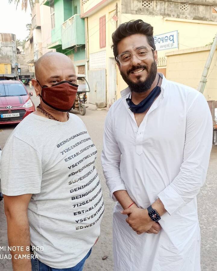 করোনা বিধি মেনে শুভশ্রী সহ কয়েকজনের মুখে মাস্কও দেখা গেল।
