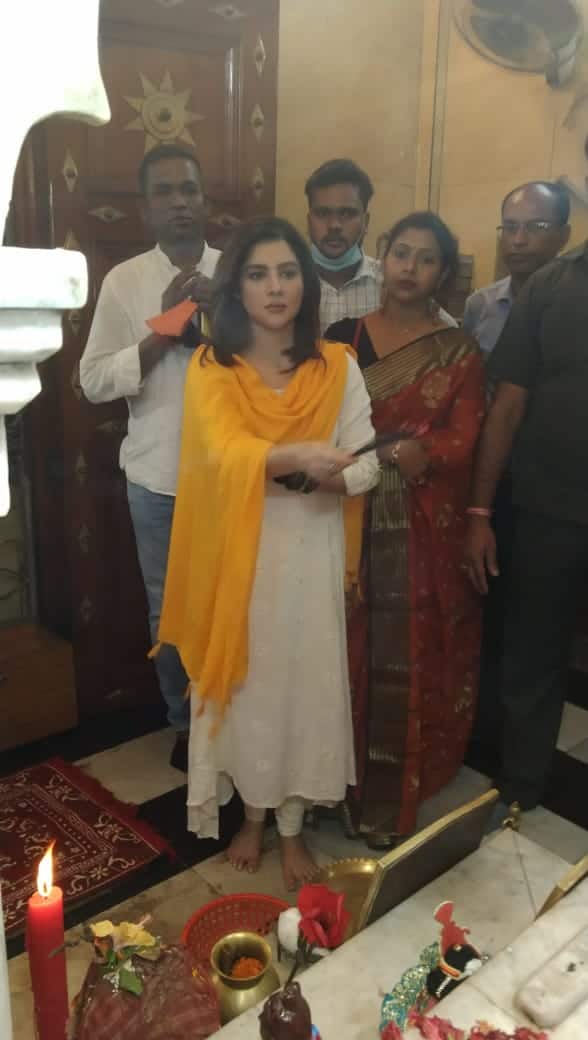 রচারের ফাঁকে এবিপি আনন্দকে অভিনেত্রী বললেন, ‘মায়ের কাছে প্রার্থনা করলাম, সবাই ভাল থাকুক, সুস্থ থাকুক।'