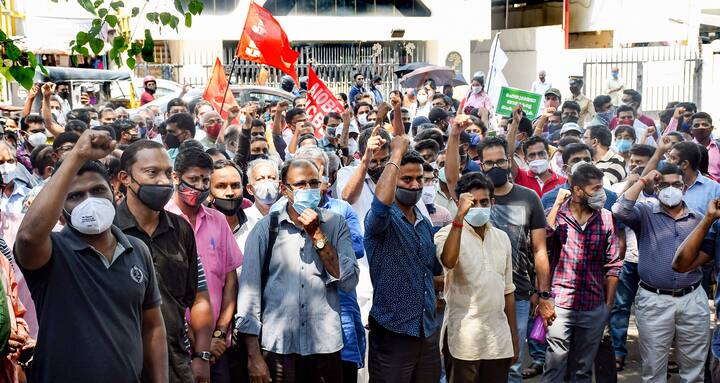 ধর্মঘটী ব্যাঙ্ককর্মীদের দাবি ছিল, বিষয়টি নিয়ে কেন্দ্রীয় অর্থমন্ত্রীকে বিবৃতি দিতে হবে। এদিন চাপের মুখে, সব রাষ্ট্রায়ত্ত ব্যাঙ্কের বেসরকারিকরণ হবে না বলে আশ্বাস দিয়েছেন কেন্দ্রীয় অর্থমন্ত্রী নির্মলা সীতারমন।