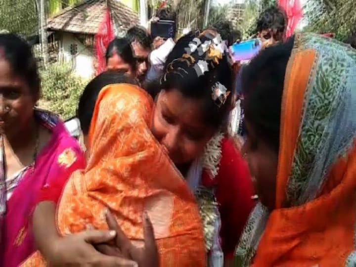 ৩৭ বছরের মীনাক্ষির সাদামাটা জীবন। রাজনৈতিক বিশেষজ্ঞরা বলছেন, নন্দীগ্রামে কার্যত আন্ডারডগ মীনাক্ষি। পারবেন তিনি হেভিওয়েট প্রতিপক্ষদের বিরুদ্ধে অঘটন ঘটাতে, উত্তরের জন্য আর কয়েকদিনের অপেক্ষা।