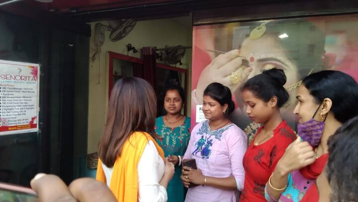 হরিদেবপুরের মহাত্মা গাঁধী রোড দিয়ে পদযাত্রা করেন অভিনেত্রী।