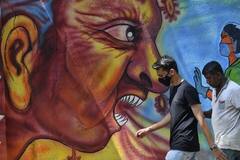 In Pics: ঊর্ধ্বমুখী করোনার গ্রাফ, এবার দেওয়ালে সচেতনতার বার্তা