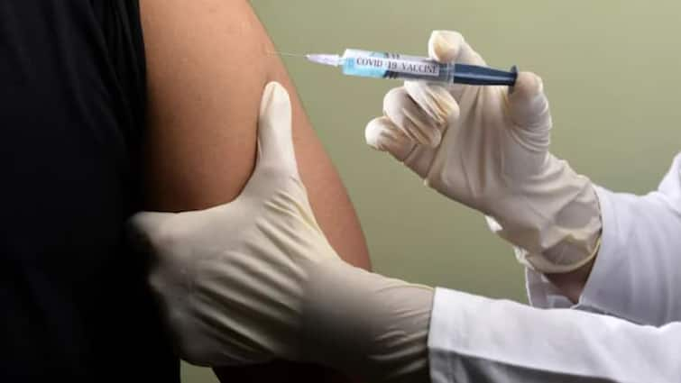 nurse given corona vaccine twice to woman in phc Kanpur મોબાઈલમાં મશગૂલ નર્સે મહિલાને એક સાથે કોરોનાની બે રસી આપી દીધી અને પછી....