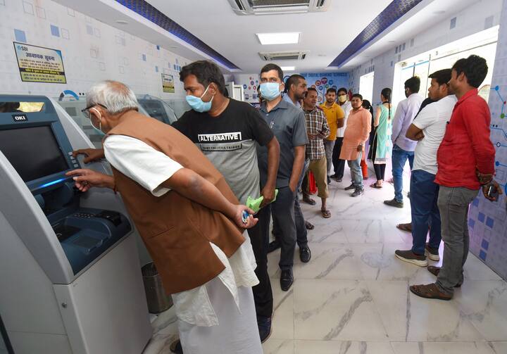 ব্যাঙ্ক ধর্মঘটের দ্বিতীয় দিন বহু জায়গায় এটিএমে পাওয়া যায়নি টাকা। বিভিন্ন প্রয়োজনে যাঁরা টাকা তুলতে গিয়েছিলেন, তাঁদের অনেককেই নিরাশ হয়ে ফিরতে হয়।