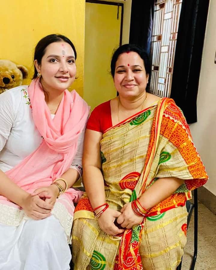 সবসময়ের মত বেশ হাসিখুশি মুখেই পোজ দিতে দেখা গেল রাজ-শুভশ্রীকে।