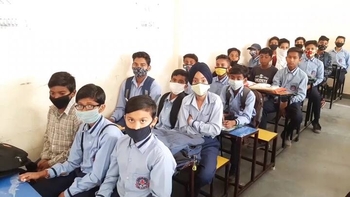 ਬਠਿੰਡਾ ਦੇ ਸਰਕਾਰੀ ਸਕੂਲ ਵਿੱਚ ਸਰਕਾਰ ਦੀਆਂ ਗਾਈਡਲਾਈਨਜ਼ ਦੀਆਂ ਸ਼ਰ੍ਹੇਆਮ ਧੱਜੀਆਂ ਉੱਡੀਆਂ।