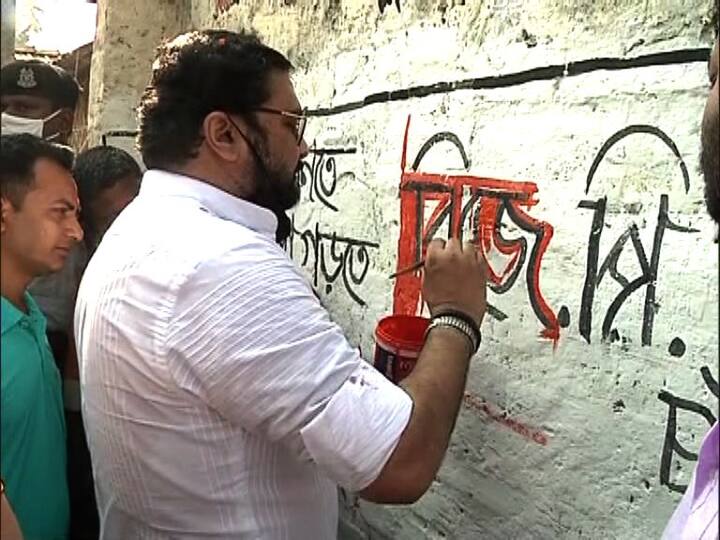 সাদা পাঞ্জাবি, করোনা সতর্কতায় মুখে মাস্ক। কুঁদঘাট এলাকায় হেঁটেই প্রচার শুরু করলেন টালিগঞ্জের বিজেপি প্রার্থী বাবুল সুপ্রিয়। কেন্দ্রীয় মন্ত্রী বিধানসভা ভোটে প্রার্থী হয়েছেন, তাঁকে হাতের কাছে পেয়ে ফুল ছুড়ে স্বাগত জানালেন স্থানীয় বাসিন্দারা। টালিগঞ্জ আসনে বাবুলের প্রতিপক্ষ অরূপ বিশ্বাস। সংযুক্ত মোর্চা সমর্থিত সিপিএম প্রার্থী দেবদূত ঘোষ।