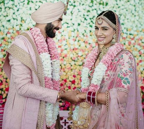 Jasprit Bumrah Wife Sanjana Ganesan Wedding Mehndi Haldi Unseen Inside Photos Videos These days, she is in the headlines because it is reportedly said that she is going to marry indian fast bowler jasprit bumrah. jasprit bumrah wife sanjana ganesan